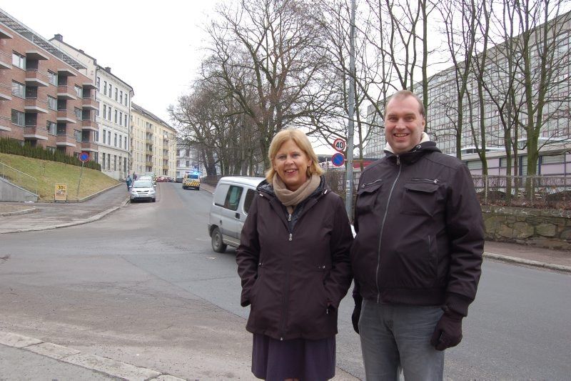 FORSVINNER: Får byrådet i Oslo det som det vil, forsvinner nesten samtlige parkeringsplasser i Åkebergveien oppover bak Camilla Wilhelmsen og Sigurd Fredeng (Frp). Det vil også skape problemer for ansatte i politiet på Grønland (bygningen bak til høyre). På toppen av bakken ser vi en politibil under utrykning. Foto: