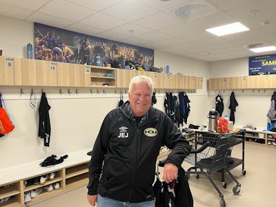 NOMINERT: Materialforvalter i Grorud IL, Jan Erik Johansen, har stått på for klubben i sitt hjerte siden 1989. Nå er han nominert som årets fotballfrivillig. Foto: