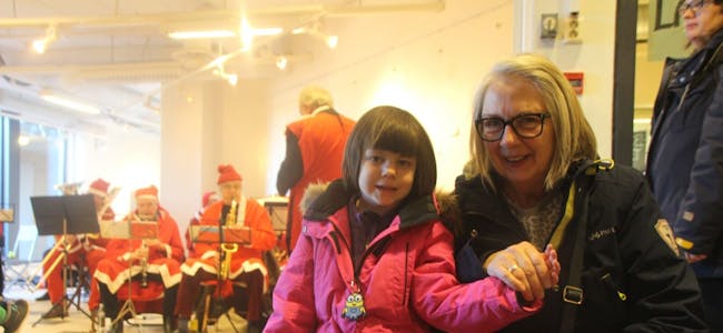 SE NISSEN: Alexandra Myhre Halama (5) og mormor Sølvi Myhre tok turen til Grorud senter for å komme i julestemning. Foto: