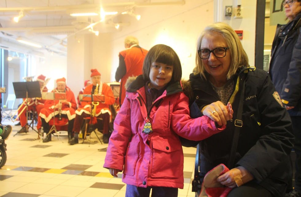SE NISSEN: Alexandra Myhre Halama (5) og mormor Sølvi Myhre tok turen til Grorud senter for å komme i julestemning. Foto: