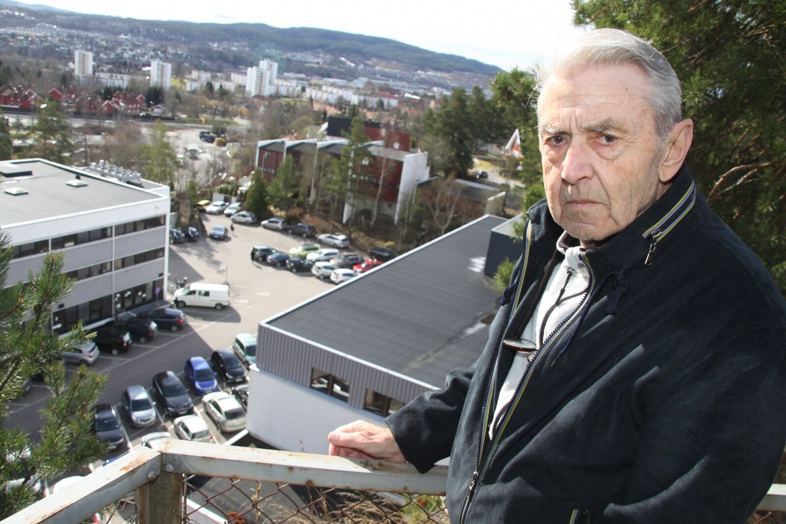 MISTER UTSIKT: Per Winger vil ikke erstatte dagens utsikt over byen med utsikt til fem høye boligblokker. Foto: