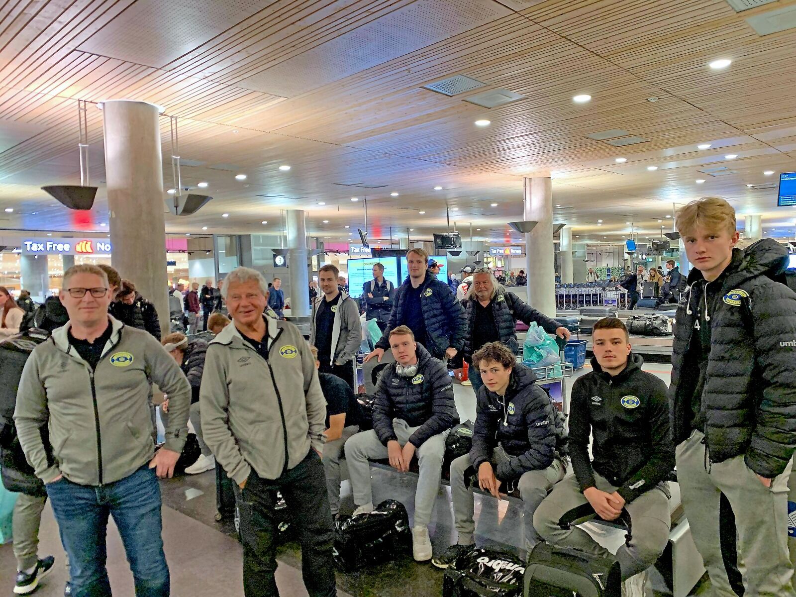 KOM HJEM SØNDAG: Her er Grorud-gutta samlet på flyplassen etter treningsleiren i Marbella. Nå er alle i smittekarantene. Foto: