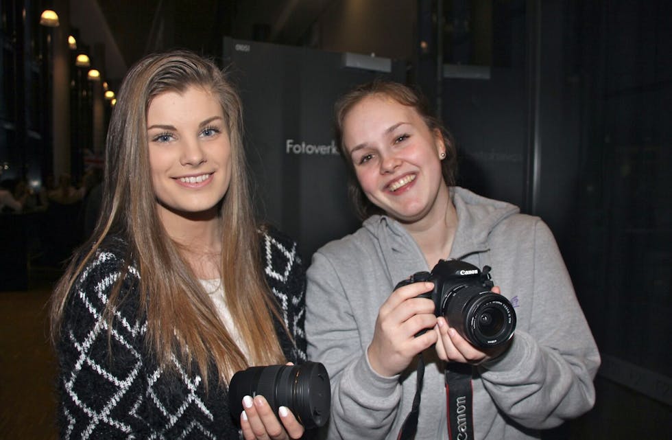 FOTO I FOKUS: F21-elevene Synne Elena Kirkut (18) og Bettina Madelene Gravdal (18) tar dypdykk i fotografiets muligheter – et valg de ikke angrer på.  Foto: