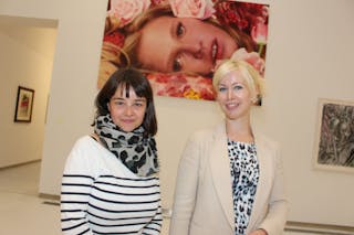 NY UTSTILLING: Formidler Ann Lisbeth Hemmingsen og gallerileder Anne-Birte Rasmussen Snilsberg ved Galleri Würth ønsker hjertelig velkommen til utstillingen «Frau Im Bild». Foto: