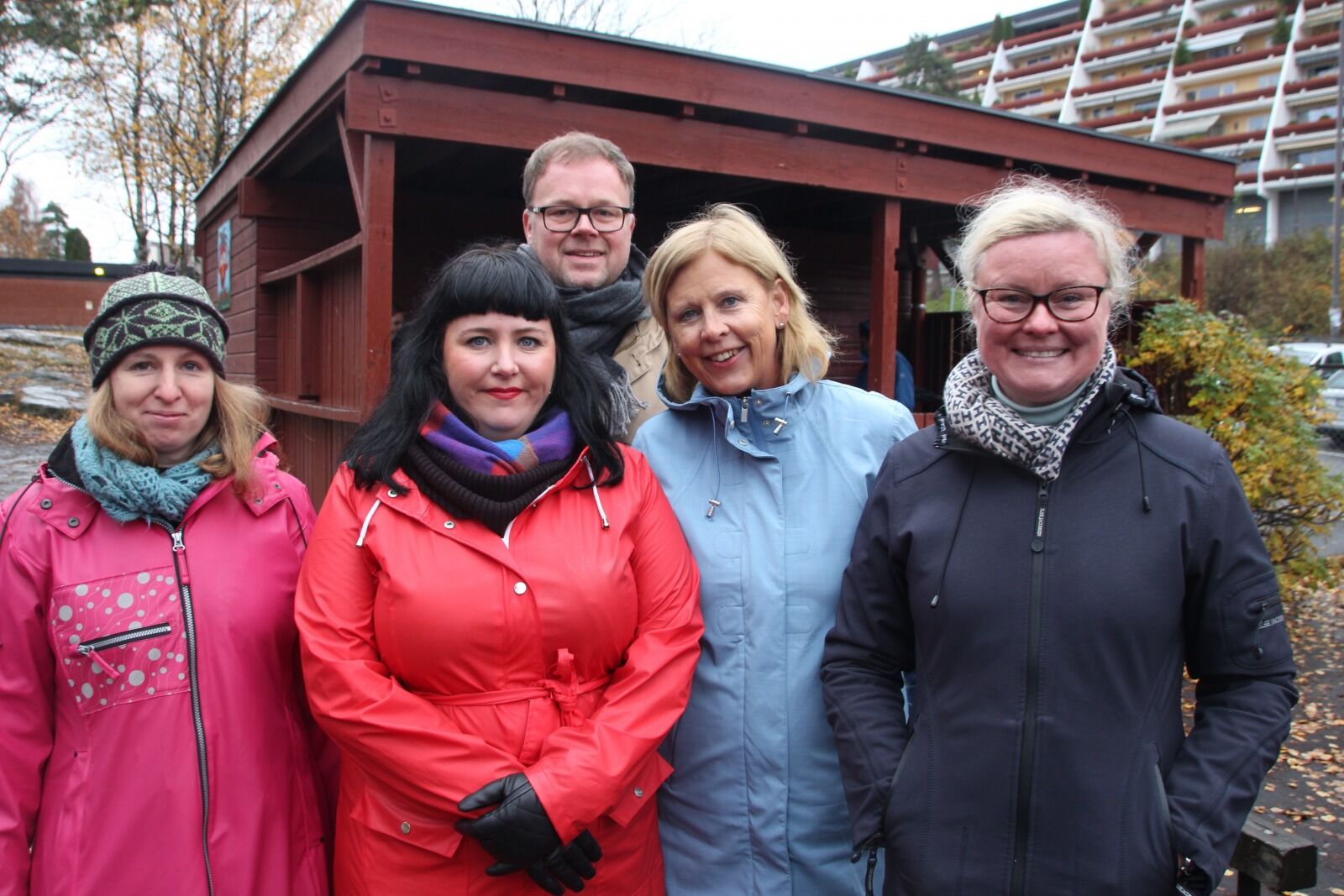 PÅ BEFARING: Elin Rutle (R, t.v.), Victoria M. Evensen (Ap), Espen Ophaug (V), Camilla Wilhelmsen (Frp) og Pia Farstad von Hall (H) fra byutviklingskomitéen er noen av dem som tok turen til Vestli skole for å høre om planene. Foto: