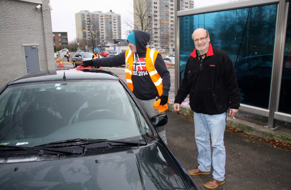KJAPP VASK: Christian (t.v.) vasker bilen til glade Per Arild Hviding. De to og resten av landets Shell/7-eleven-stasjoner viste seg å slå ny verdensrekord. Foto: