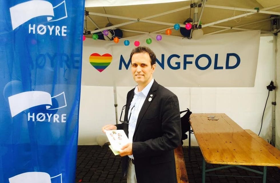 FRIVILLIG: Yassine Arakia fra Groruddalen og Oslo Høyre stiller opp som frivillig under Oslo Pride. Han mener det bør settes stort fokus på minoriteters aksept av homofili. Foto: