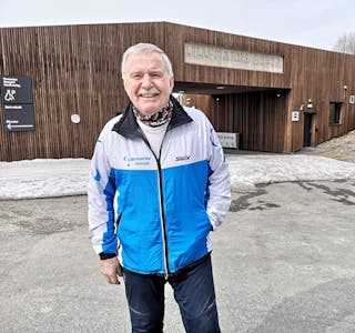 TAKKER AV: Gudbrand Bakke, her foran Lillomarka arena som har har vært sterkt delaktig i å få på plass, gir seg som leder i Lillomarka Skiklubb etter 12 år ved roret. 80-åringen fortsetter som leder i Oslo skikrets. Foto: