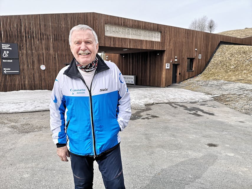 TAKKER AV: Gudbrand Bakke, her foran Lillomarka arena som har har vært sterkt delaktig i å få på plass, gir seg som leder i Lillomarka Skiklubb etter 12 år ved roret. 80-åringen fortsetter som leder i Oslo skikrets. Foto: