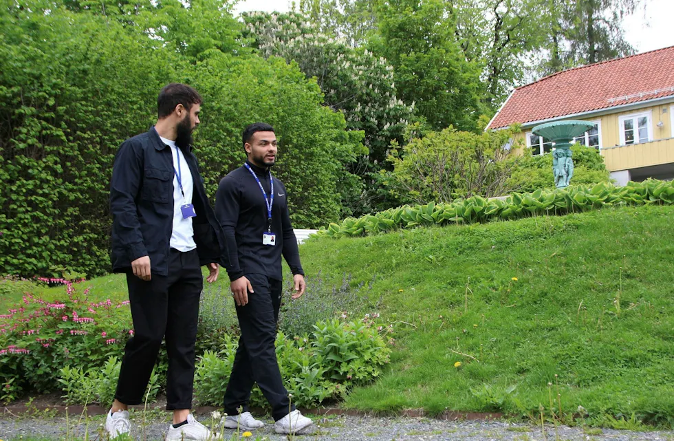 – KJENNER OSS IGJEN I UNGDOMMEN: Og vice versa. Jared, Husain og de andre miljøterapeutene i forebyggende enhet opplever at de får innpass hos ungdommene. Foto: Ørjan Brage