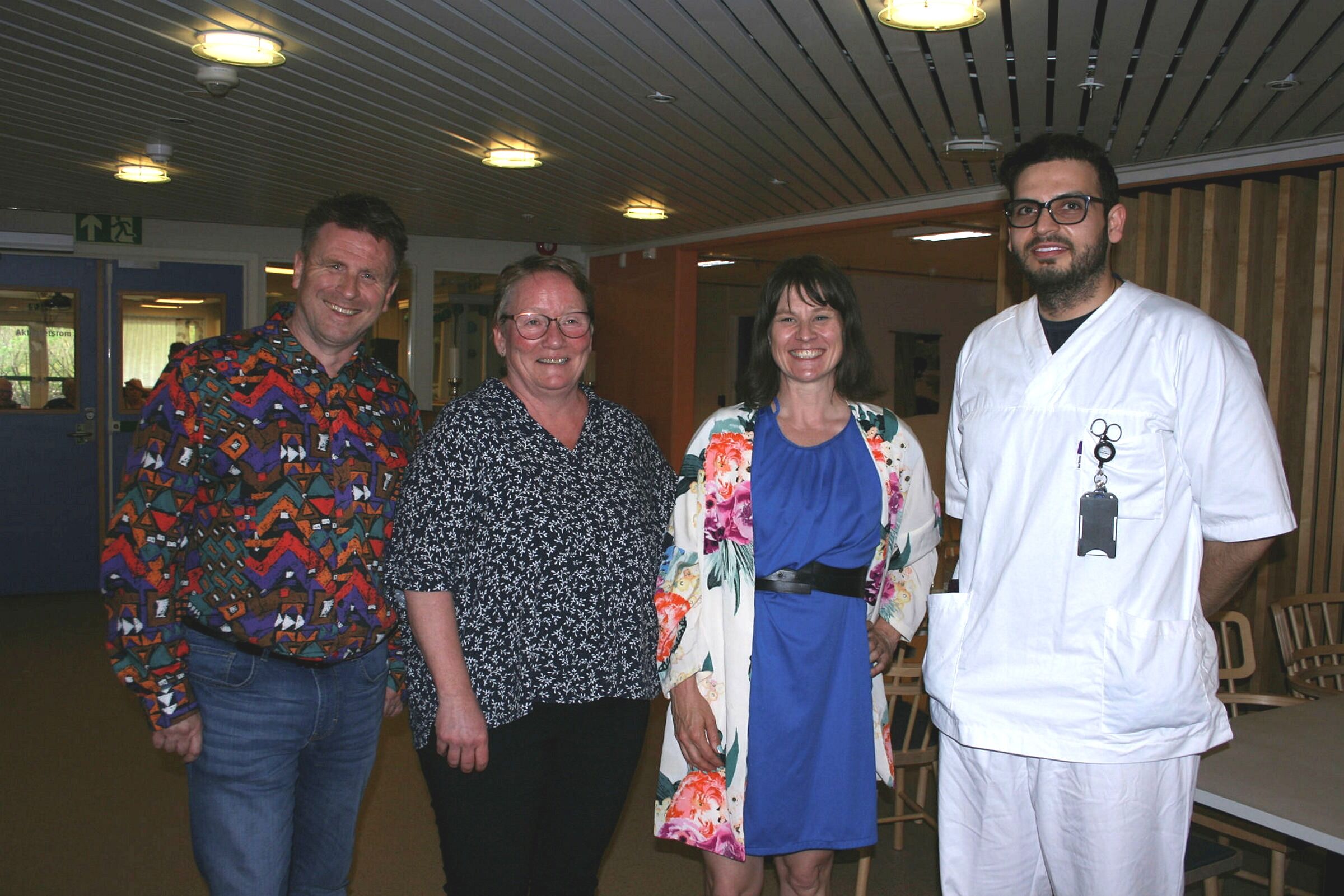 VIKTIG SEIER: En samlet gjeng bestående av Vidar Evje i Fagforbundet Oslo, leder for Pleie og Omsorg, Gry Follerås, byråd Rina Mariann Hansen (Ap) og de ansatte på Oppsalhjemmet feiret at hjemmet nå igjen er blitt en del av kommunen. Foto: Caroline Hammer