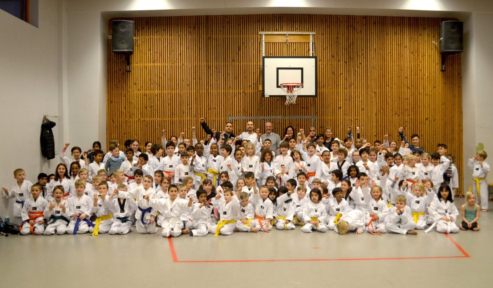 STOR GJENG: Laique (bak fra venstre), Mikael, Øystein Eriksen Søreide, Leyla, Khalique og Janne med to av barnepartiene. Foto: