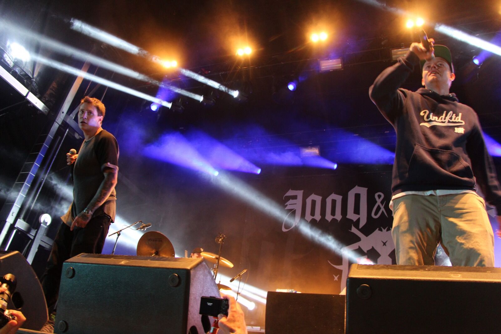 IMPONERTE: Jaa9 & OnklP likte det de så i steinbruddet på Grorud fredag kveld. Foto: