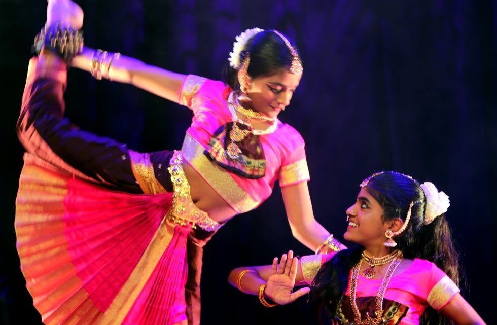 TIL TOPPS: Saphana Mani og Priyethi Tharma Vannan gik helt til topps under den første store koreografikonkurransen for hele Groruddalen. De vant med koreografi innen dansearten bharathanatyam. Foto: