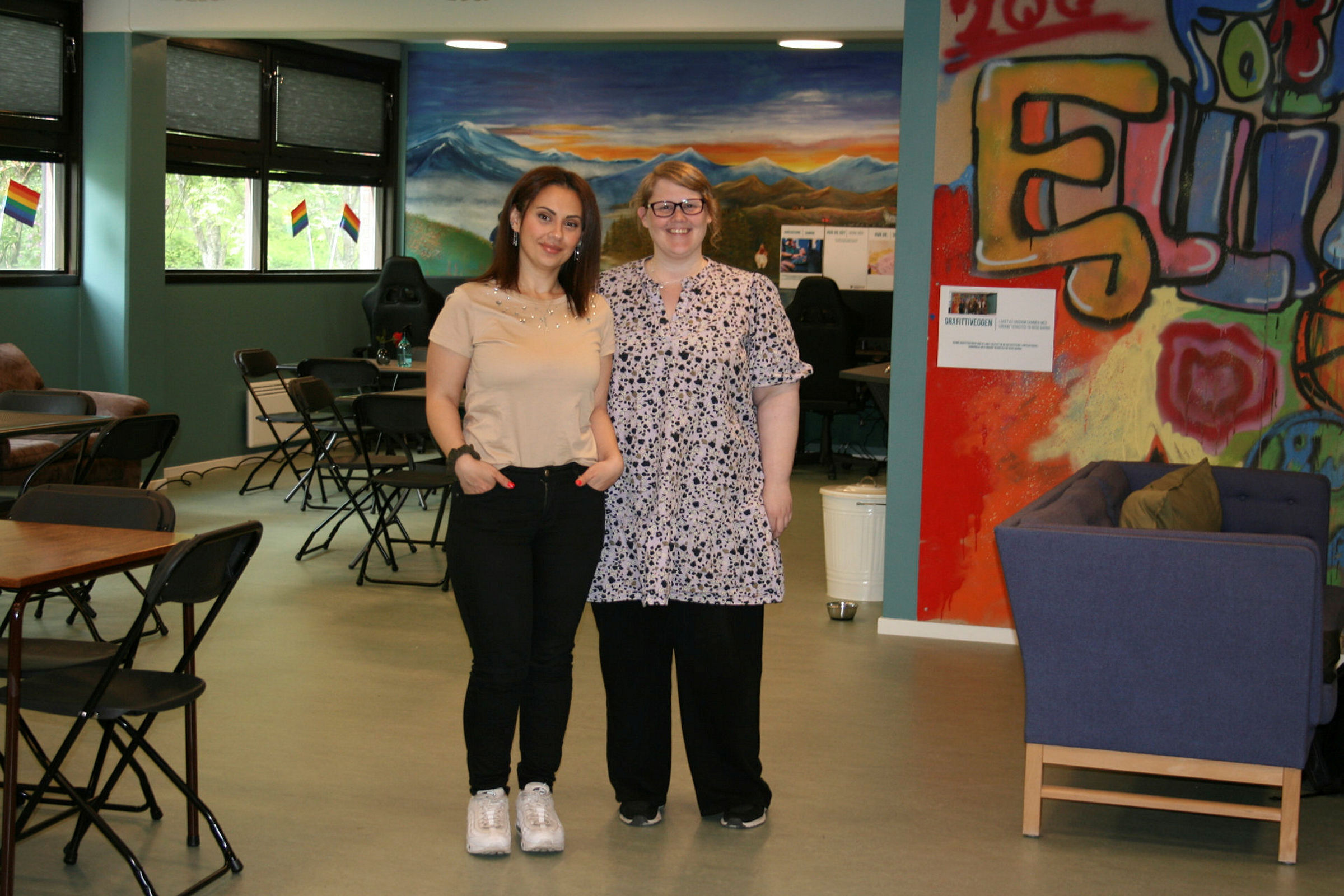 AV UNGDOMMER OG FOR UNGDOMMER: Laial Janet Ayub (t.v.) og Kaia AIne håper snart å kunne ha åpent hus for ungdommene på Ellingsrud, med kafédrift, filmkveld og annet. Foto: Caroline Hammer