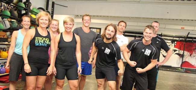 ELITEN: Lina Strinnholm, ansvar for CrossFit og instruktør Sirina Nilsson står sammen med elitegjengen som kommer for å trene klokka 16. Foto: