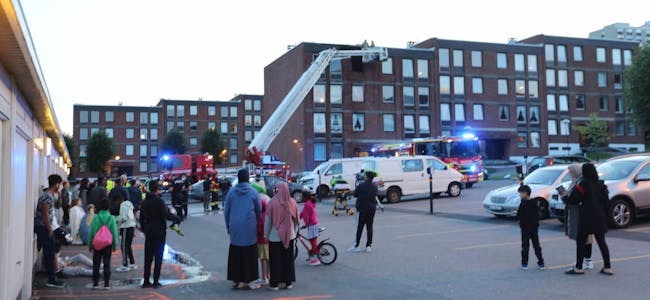 BLE EVAKUERT:Alle som bor i de 24 leilighetene i blokka hvor det begynte å brenne i 4. etasje i Linderudveien 7 ble evakuert og foreløpig plassert på parkeringsplassen ved blokka. Foto: Rolf E. Wulff