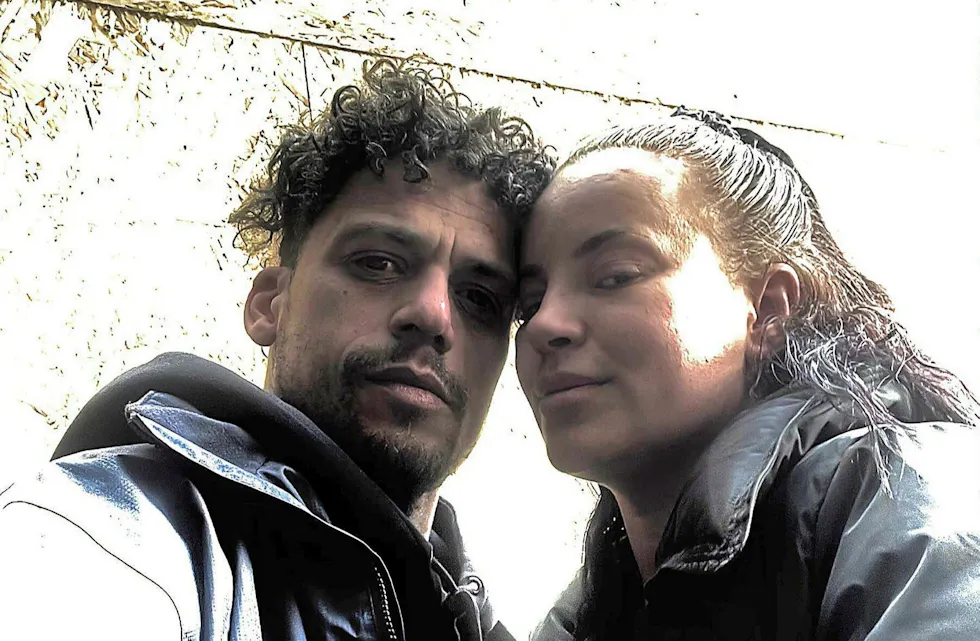 SYNGER SAMMEN: Tommy Tigern (t.v.) og Andrea Maria har vært sammen i tre år, og Tommy har endelig fått henne med inn i studio. Foto: