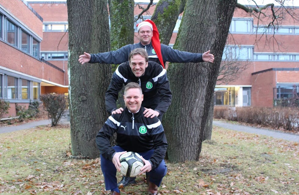 VIL TA STEG: Leder i Rommen SK, Espen Myrbakken (bak), har ansatt Kjell Sverre Hansen Wold (nederst) og Petter Halvorsen (midten) som nye trenere, klubbutviklere og spillerutviklere i klubben. Nå vil de ta Rommen til nye høyder. Foto: