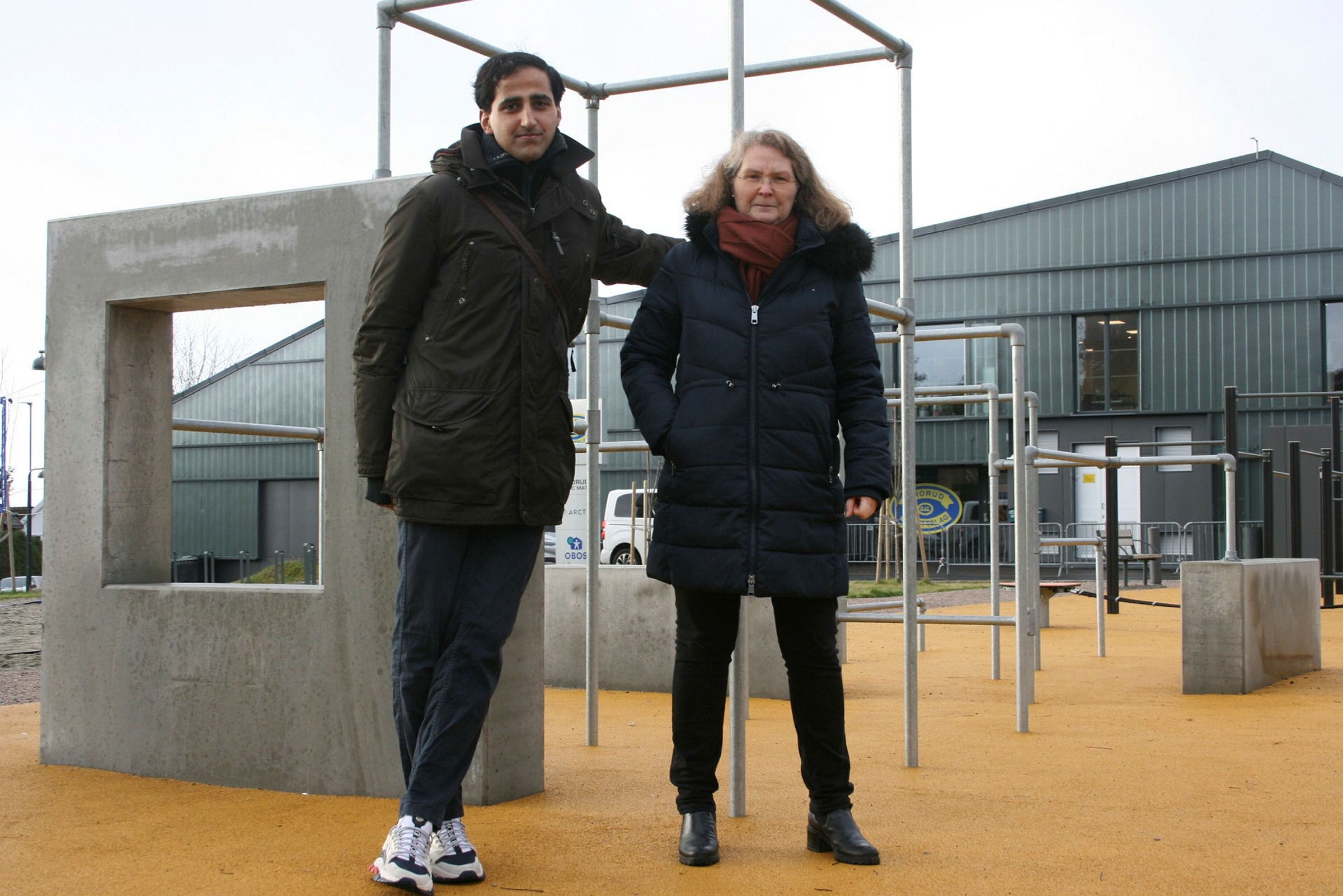 BEKYMRET FOR REGJERINGENS KUTT: Hassan Nawaz (H, t.v.) og Else Marie Brodshaug (H) mener at dagens frikortordning ikke kan erstattes med et fullgodt alternativ når regjeringen samtidig kutter midlene med 300 millioner. Foto: Caroline Hammer