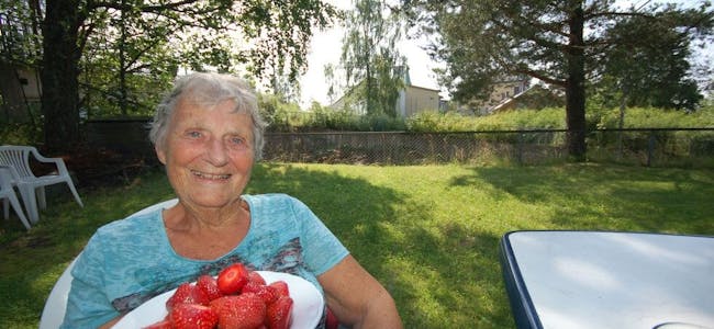 HISTORIEGLAD: Anne Finhammer liker jordbær, men lokalhistorie knyttet til Groruddalen enda bedre! I bakgrunnen skimtes Grorud skole. Foto:
