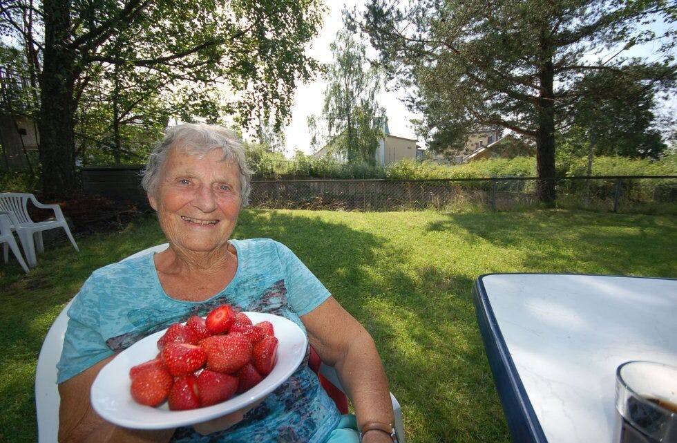 HISTORIEGLAD: Anne Finhammer liker jordbær, men lokalhistorie knyttet til Groruddalen enda bedre! I bakgrunnen skimtes Grorud skole. Foto: