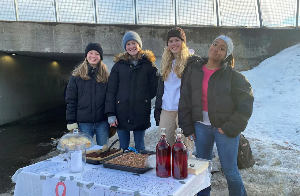 TVEITA: Noomi Eiksund (f.v, 15), Leonora Krane Simonsen (15), Stine Åkerholm (15) og Darling Muluneh (15) fikk inn mer enn 2000 kroner til Brystkreftforeningen gjennom kakesalg på Tveita lørdag ettermiddag. Foto: