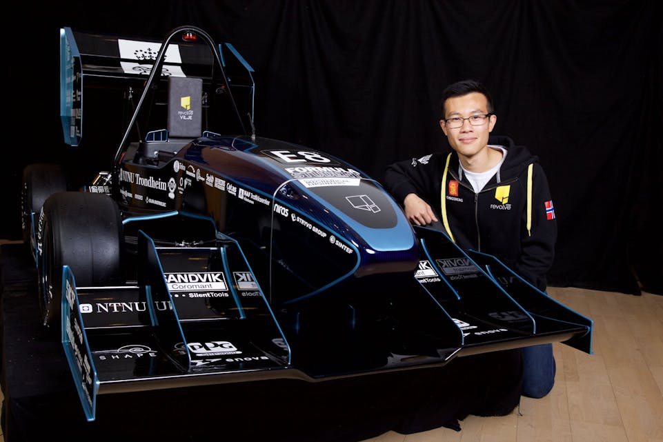 FRA FURUSET: Jimmy Chau er en av 50 studenter i Revolve NTNU som i løpet av et år har laget en elektrisk racerbil. Til sommeren skal den konkurrere på Silverstone. (Foto: NTNU.)  Foto:
