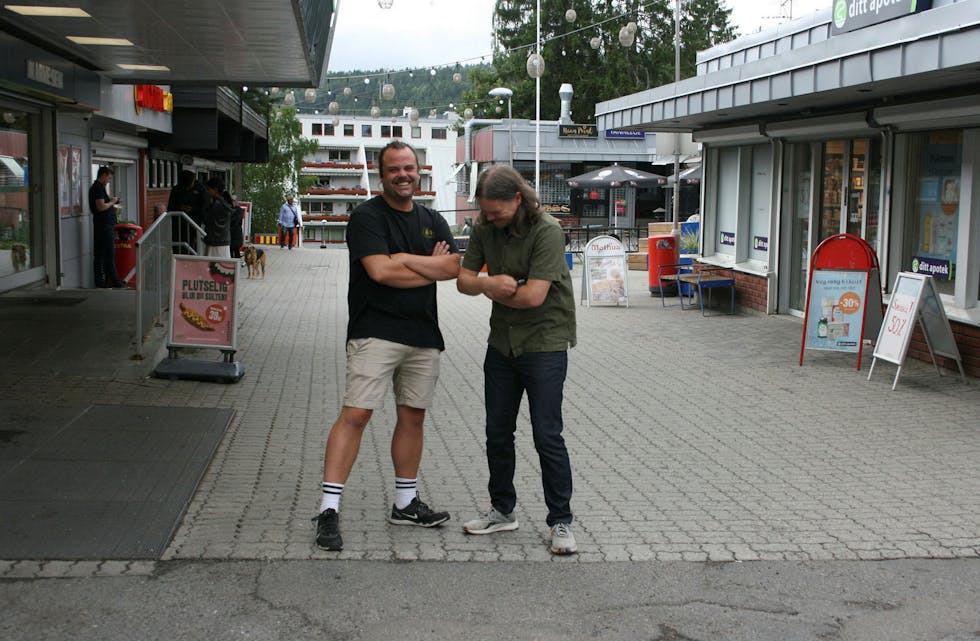 IKKE SÅ SERIØSE: De tar musikken på alvor, men Spielbergs Mads Baklien (t.v.) og Stian Brennskag klarer ikke å holde maska lenge når journalisten skal ta bilde. Foto: Caroline Hammer