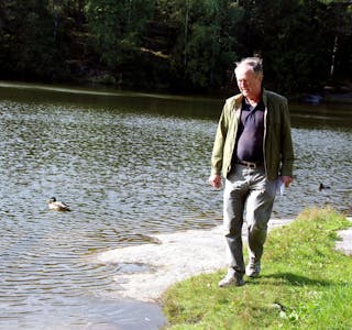 BEKYMRET: Ragnar Torgersen i Groruddalen Miljøforum mener kommunen må ta tak i den dårlige vannkvaliteten i Badedammen på Grorud. Foto: