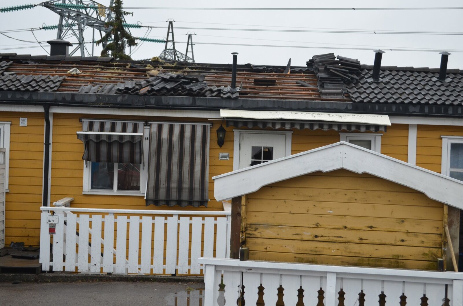 ØDELAGT TAK: Boligen hvor det brant har fått taket totalødelagt i brannen. Foto: