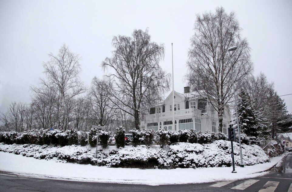 Doktorboligen står på Byantikvarens gule liste, og det er her Akers Avis Groruddalen holder til. Avishagen er frodig og grønn på sommeren, og rammes inn av biltrafikken på den ene siden, og fotgjengerne på den andre - på vei over brua til Grorud skole og kirken. Rundt Grorud-krysset skjer det mye - her er Grorud senter, steinindustri, kafé, bensinstasjoner, avishus, kirke, skole og idrettspark hvor det blant annet nå bygges en ny og flott flebrukshall som skal romme mange aktiviteter m.m. 