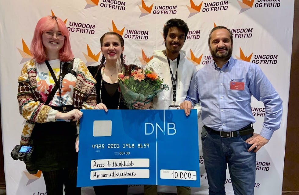 STOLTE: Enhetsleder i Bydel Grorud Habib Tahir (t.h.) og klubbleder på Ammerudklubben, Amal Salhi, og to av klubbens brukere, Hannah Westgaard (t.v.) og Haris Kirun, er superstolte etter at klubben ble kåret til landets beste for ungdommer. Foto: Grow Medialab