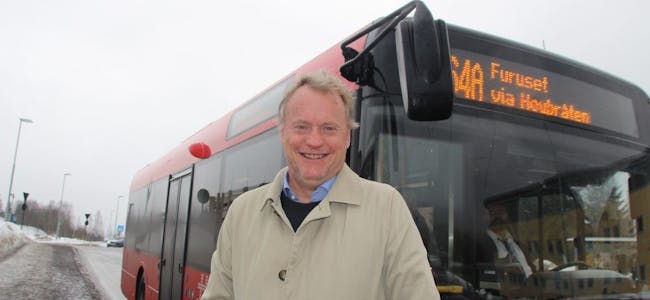FLERE AVGANGER: Byrådsleder Raymond Johansen (Ap) er fornøyd med at flere heller setter seg på en buss eller t-banen enn i bilen. Foto: