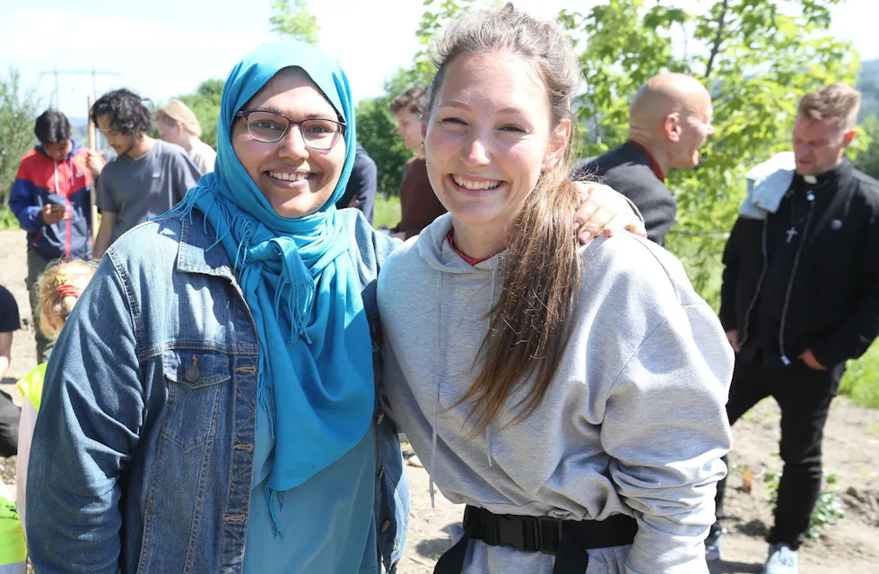 FORNØYD LEDER: Attia Mirza Mehmood, som blant annet er FAU-leder ved Bryn skole, tok også turen til åpningen av Ulven nærmiljøhage og gledet seg sammen med primus motor for prosjektet, Carla Franziska Hoyer. Foto: