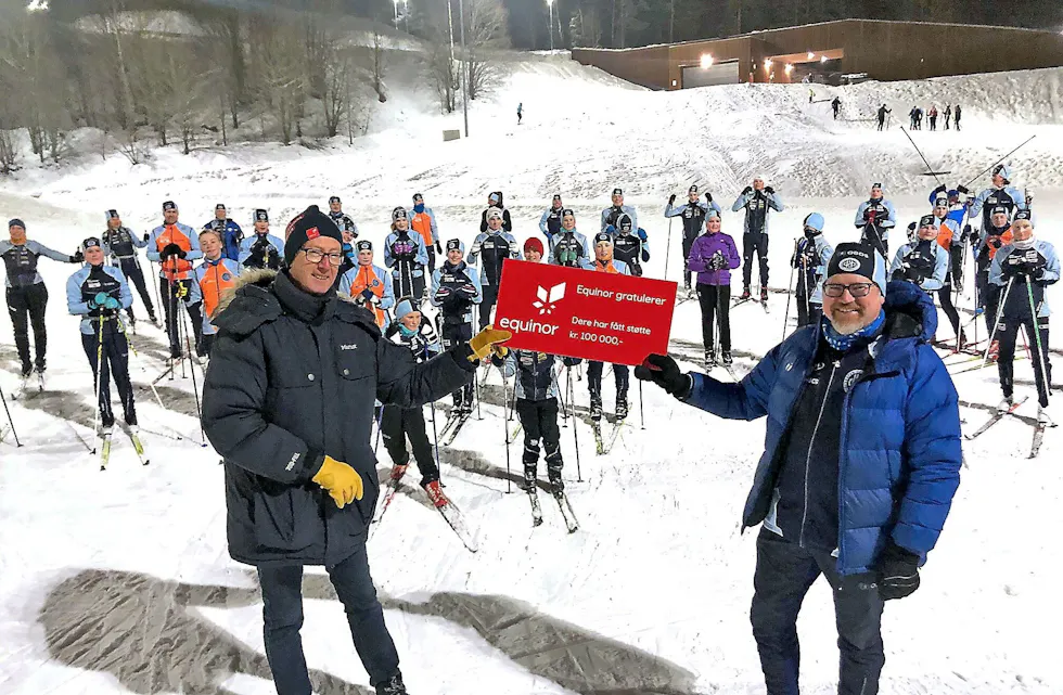 KOM MED SJEKK: Stor stemning i HSIL langrenn da Hans-Aasmund Frisak fra Equinor overrakte sjekken på 100.000 kroner til langrennsgruppa representert ved skileik-koordinator Dag Standal. Foto: