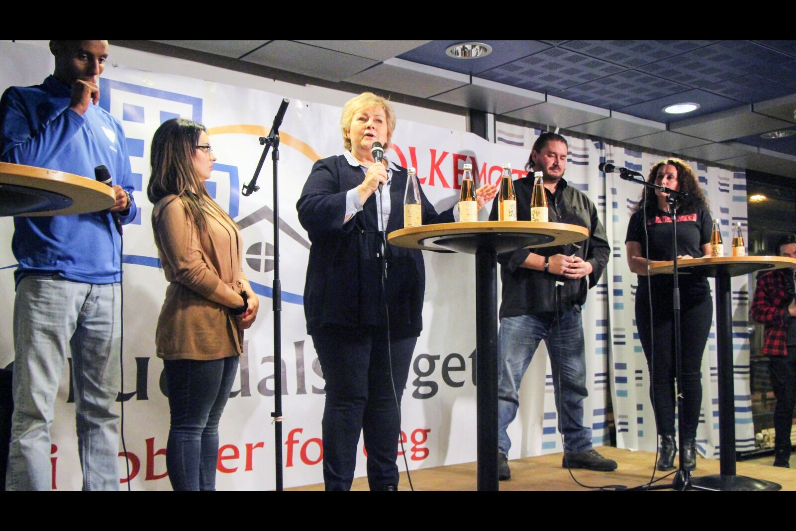 HET DEBATT: Panelet sparte ikke på kruttet da de utfordret statsminister Erna Solberg. F.v.: Mohamed Ibrahim, Laial Ayoub, Erna Solberg, Mikael Ali og Anne Karima Nordengen. Foto: