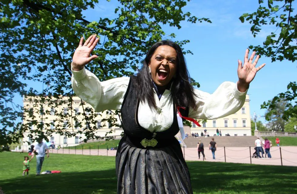 - VELKOMMEN, ALLE SAMMEN! En allerede festkledd Kamzy legger siste finpussen på 17. mai-feiringen i Oslo sentrum - barnas store dag. Foto: