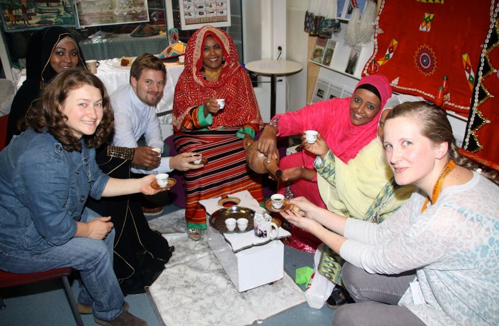 I KAFFEHJØRNET: Eritreisk-muslimsk kulturkvinneforening fikk masse kaffebesøk på Furuset bibliotek. Her sitter Zeynep Lydersen (f.v.), Zehiba Umery, Anders Torp, Muraine Mussa, Temila-Nassir, Fatima Ahmed Kalife og Mari Gudim Torp. Foto: