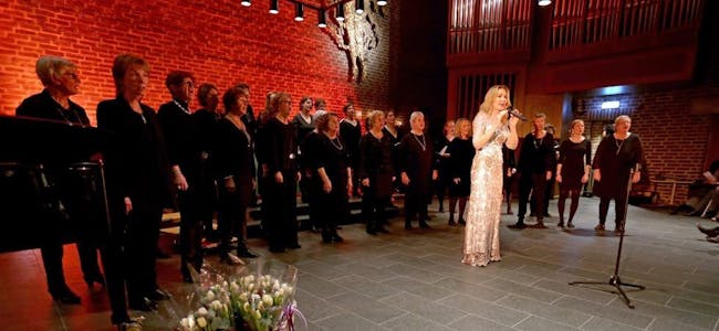 GOD STEMNING: Det var god stemning i Stovner kirke da Høybråten damekor og Benedicte Adrian hadde adventskonsert. Foto: