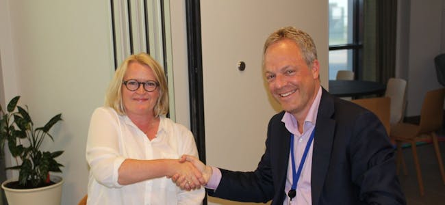 VIKTIG SIGNERING: Lisbet Rugtvedt og Øystein Eriksen Søreide var storfornøyde etter å ha signert samarbeidsavtalen om Aktivitetsvennprogrammet. Foto: