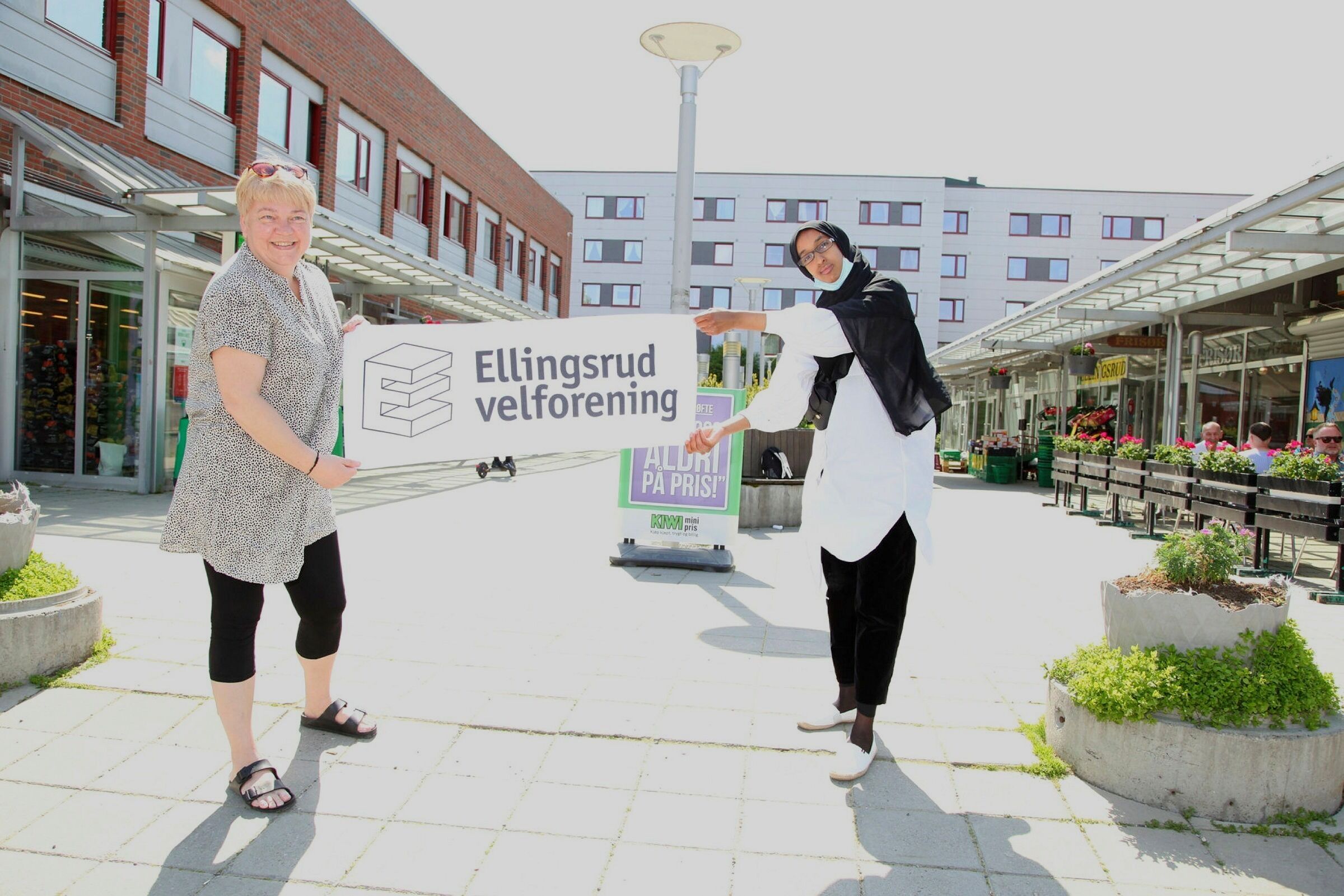 STOLTE: Lena Sæterli og Amina Mohamoud fryder seg over det gode samarbeidet som har gjort at velforeningen har fått til så mye godt i nabolaget. Foto: Tom Evensen