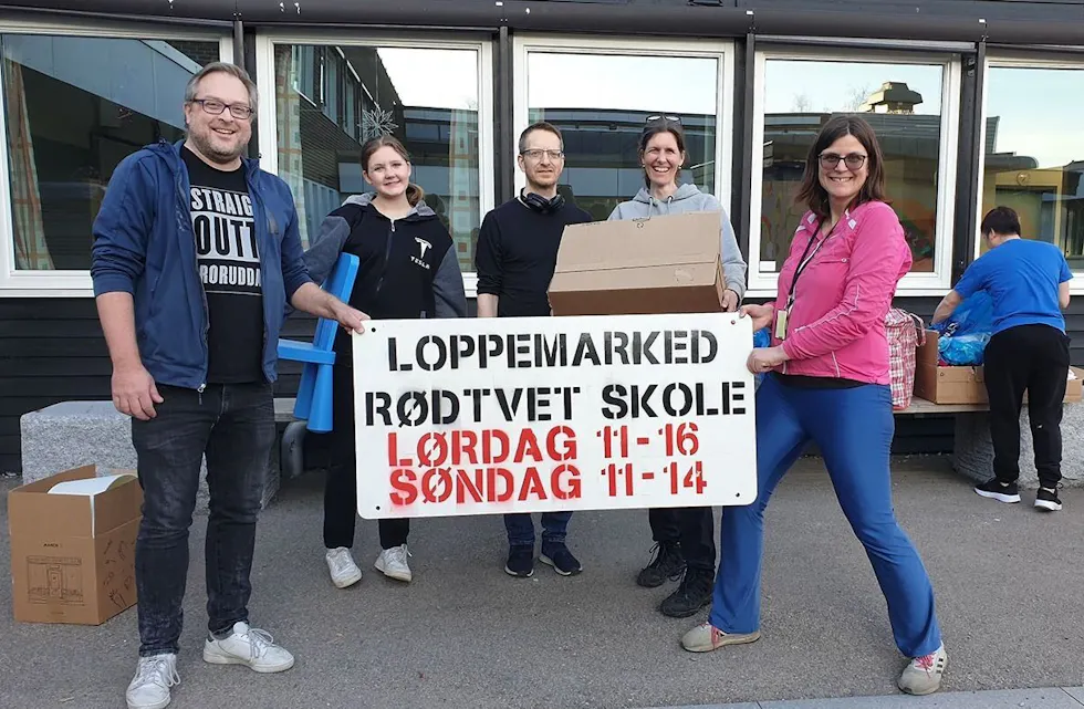 PÅ LOPPEMOTTAKET: korpspappa André (t.v.), saksofonist Miriam, korpspappa Jon, korpsmamma Tone Marie og styreleder Bell. Foto: