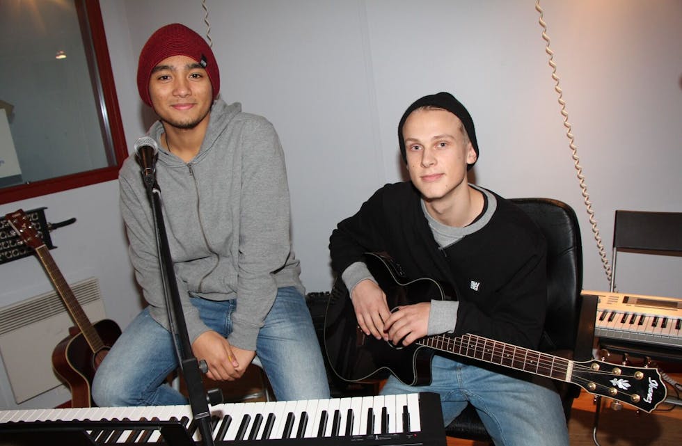  KLARE: 18-åringene Nico og Bjørn er klare for UKM førstkomemnde søndag på Kulturhuset Påbanen.  Foto: