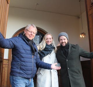 ØNSKER VELKOMMEN: Ole Edvard Antonsen, Stine Hole Ulla og Didrik Solli Tangen ser fram til å spre julestemning i Grorud kirke onsdag 20. desember. Foto: