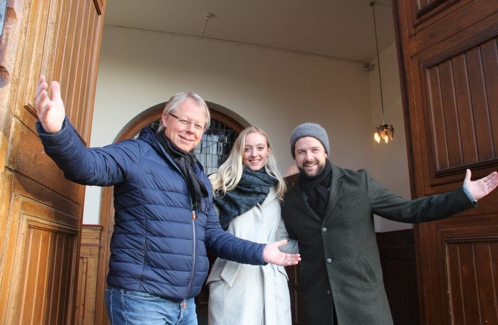 ØNSKER VELKOMMEN: Ole Edvard Antonsen, Stine Hole Ulla og Didrik Solli Tangen ser fram til å spre julestemning i Grorud kirke onsdag 20. desember. Foto: