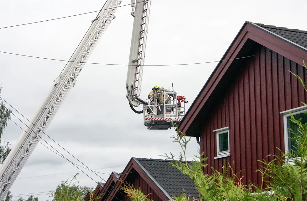 BRANN: Brannvesenet holdt fortsatt på med slukningsarbeid da avisa ankom stedet. Foto: Caroline Hammer