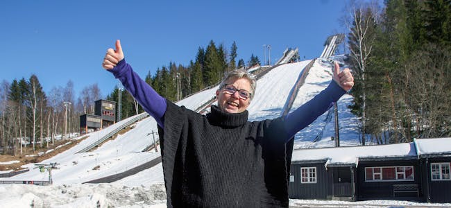 Hoppbakken bak Dorthe Nygaard er stengt, men det er fremdeles fine forhold i skisporene rundt Linderudkollen. Foto: Ørjan Brage