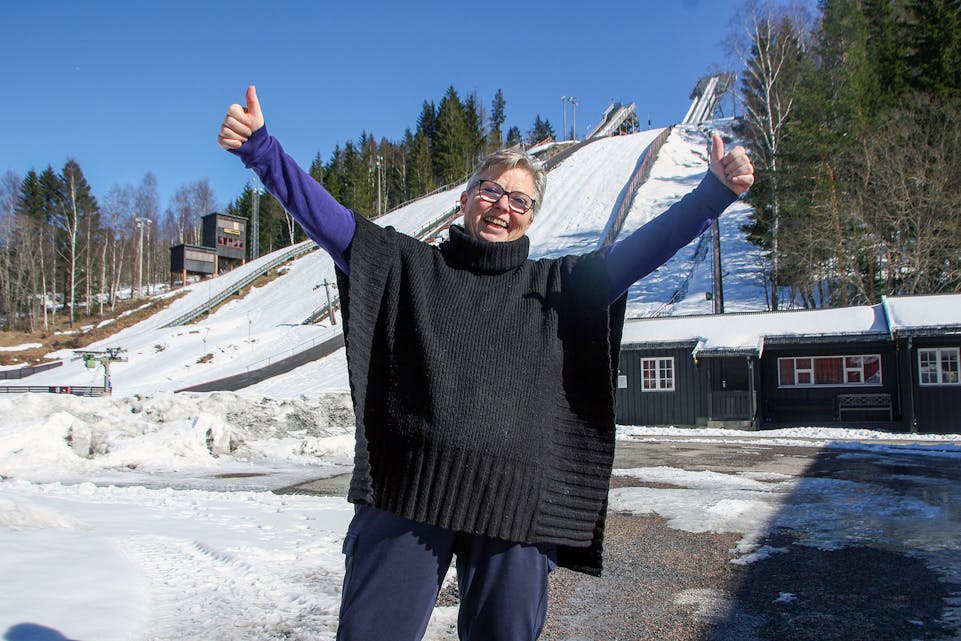 Hoppbakken bak Dorthe Nygaard er stengt, men det er fremdeles fine forhold i skisporene rundt Linderudkollen. Foto: Ørjan Brage