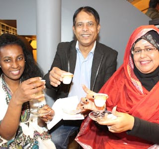 TEA TIME: Suad Golbob (f.v.), Jamil Syed og Meaza Negash blir bedre kjent over en kopp med te. Foto: